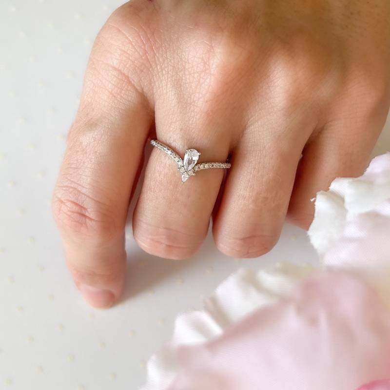 Tropfen 925 Sterling Silber Ring | Zarter Chevron Mit Cubic Zirkonia Zierlicher Verlobungsring Besetzter Silberring Tropfen 925 Sterling Silber Ring | Zarter Chevron Mit Cubic Zirkonia Zierlicher Verlobungsring Besetzter Silberring von iuaccessories