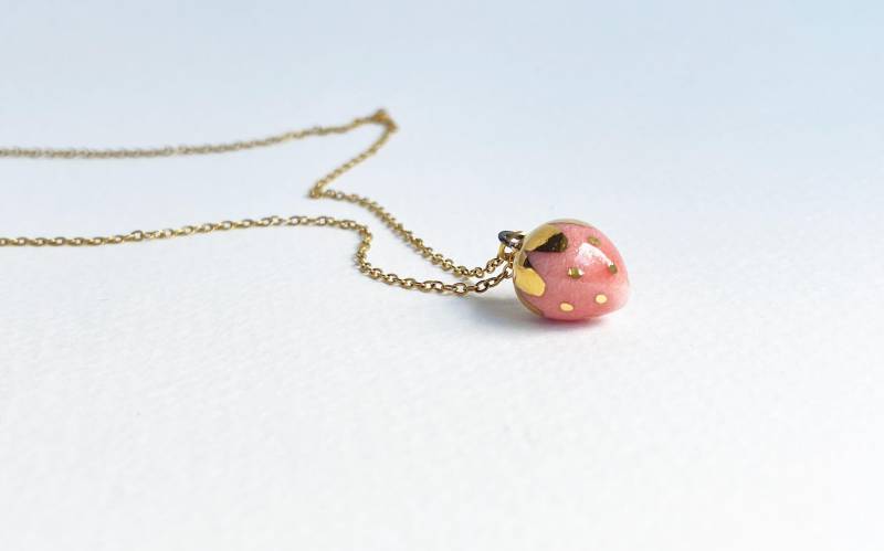 Erdbeere. Porzellan Charm. Süsser, Zarter Früchtchenanhänger Mit Einem Hauch Von Gold von ivetavaicule