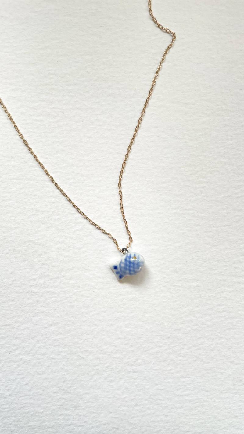 Kleiner Fisch. Porzellan Charm. Süsser, Zarter Fischanhänger. Handbemalter Miniatur Fisch von ivetavaicule