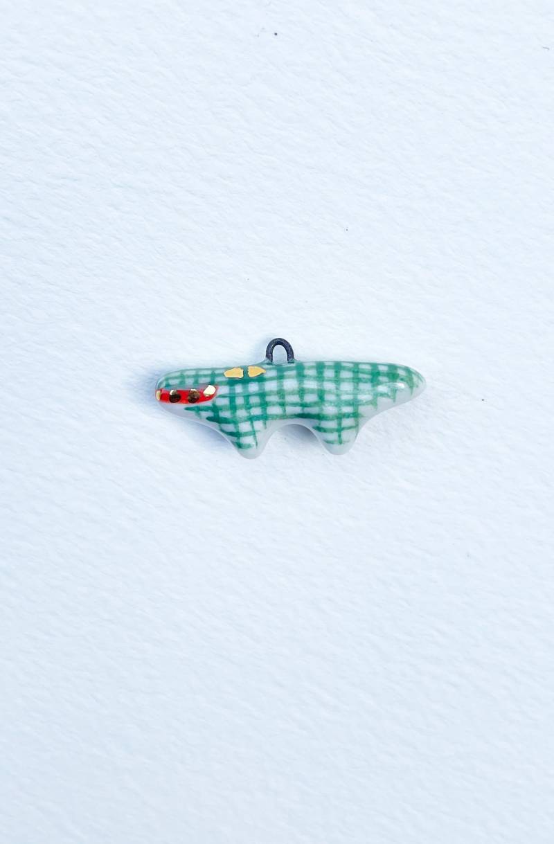 Krokodil. Miniatur Tier. Porzellan Charm. Süßer, Zarter Tier Anhänger. Handgemachte Porzellananhänger von ivetavaicule