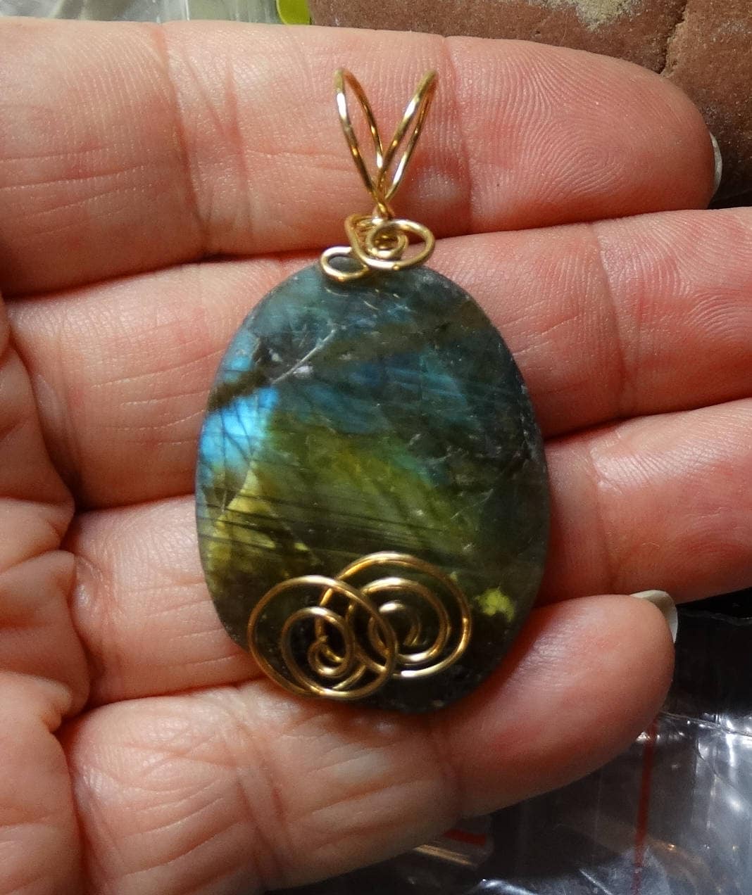 1 Of A Kind Flashy Großer Labradorit Wire Wrapped Slide Anhänger 14K Gelbgold Filled von ivorynjewels