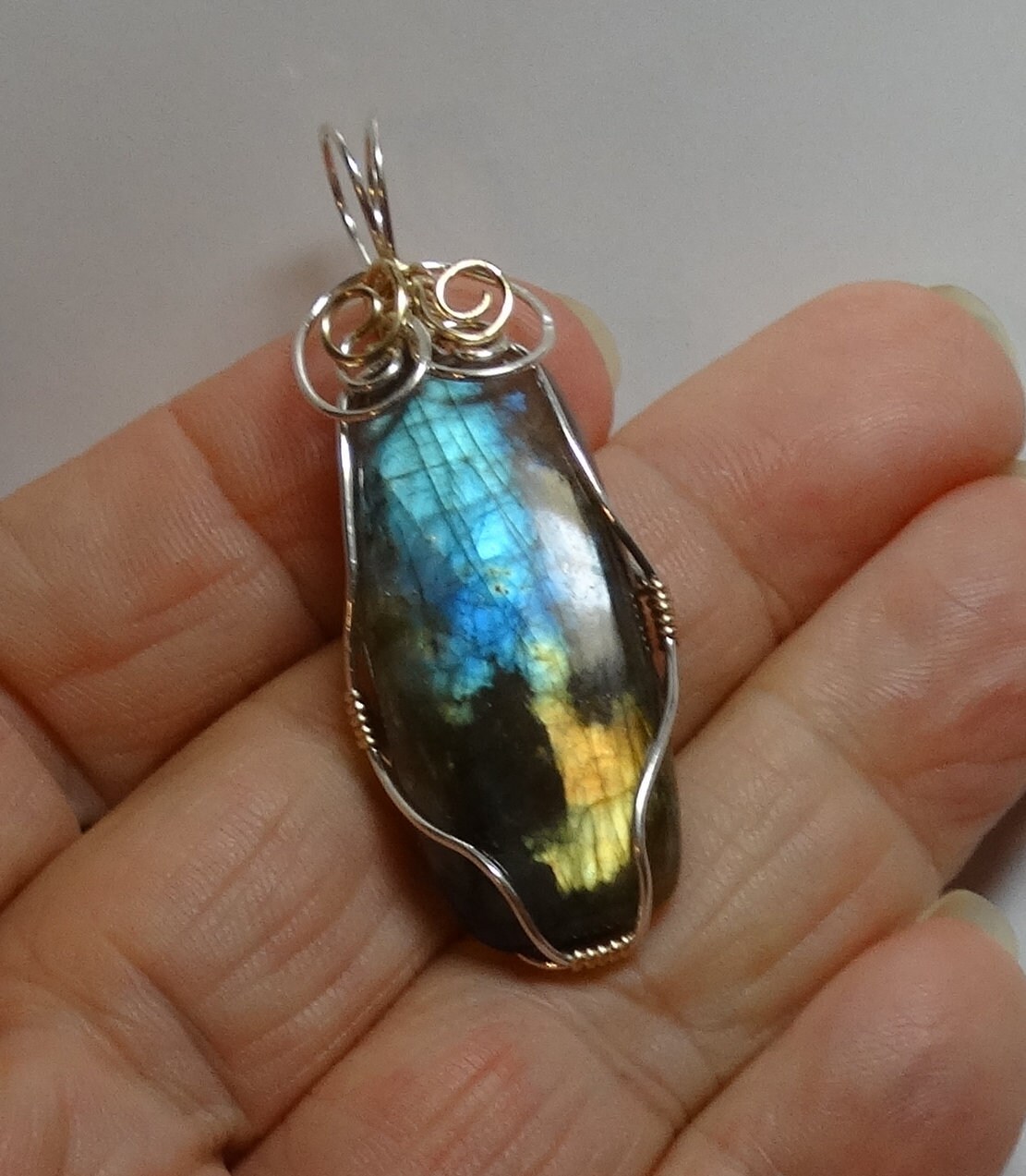 1 Of A Kind Multi Color Flash Labradorit Slide Anhänger 2Tone Sterling & 14K Gold Filled von ivorynjewels