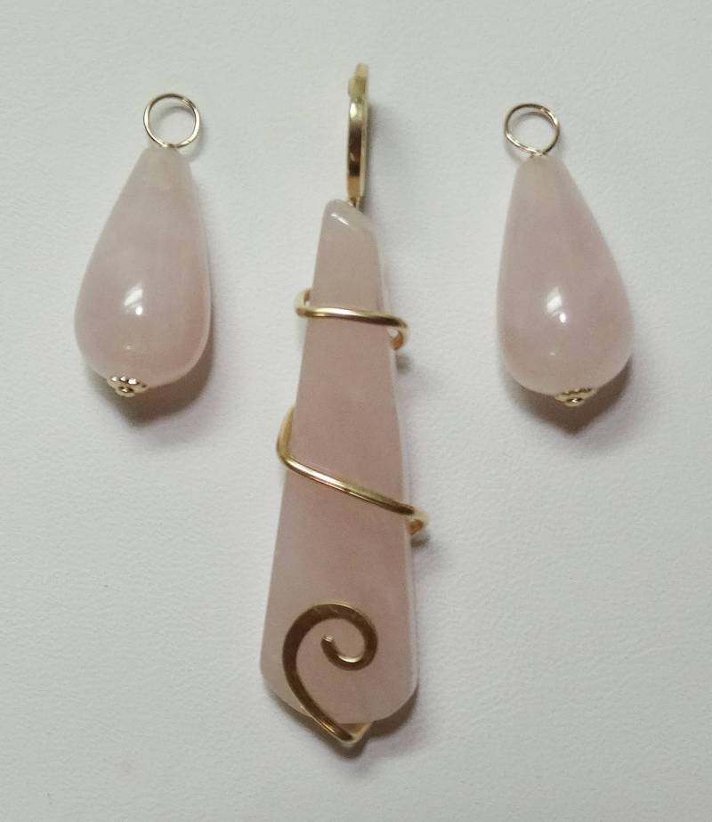 3 Stück Passendes Set Rosenquarz Slide Anhänger & Austauschbare Ohrring Charms 14K Ygf 3 Stück Passendes Set Rosenquarz Slide Anhänger & Austauschbare Ohrring Charms 14K Ygf von ivorynjewels