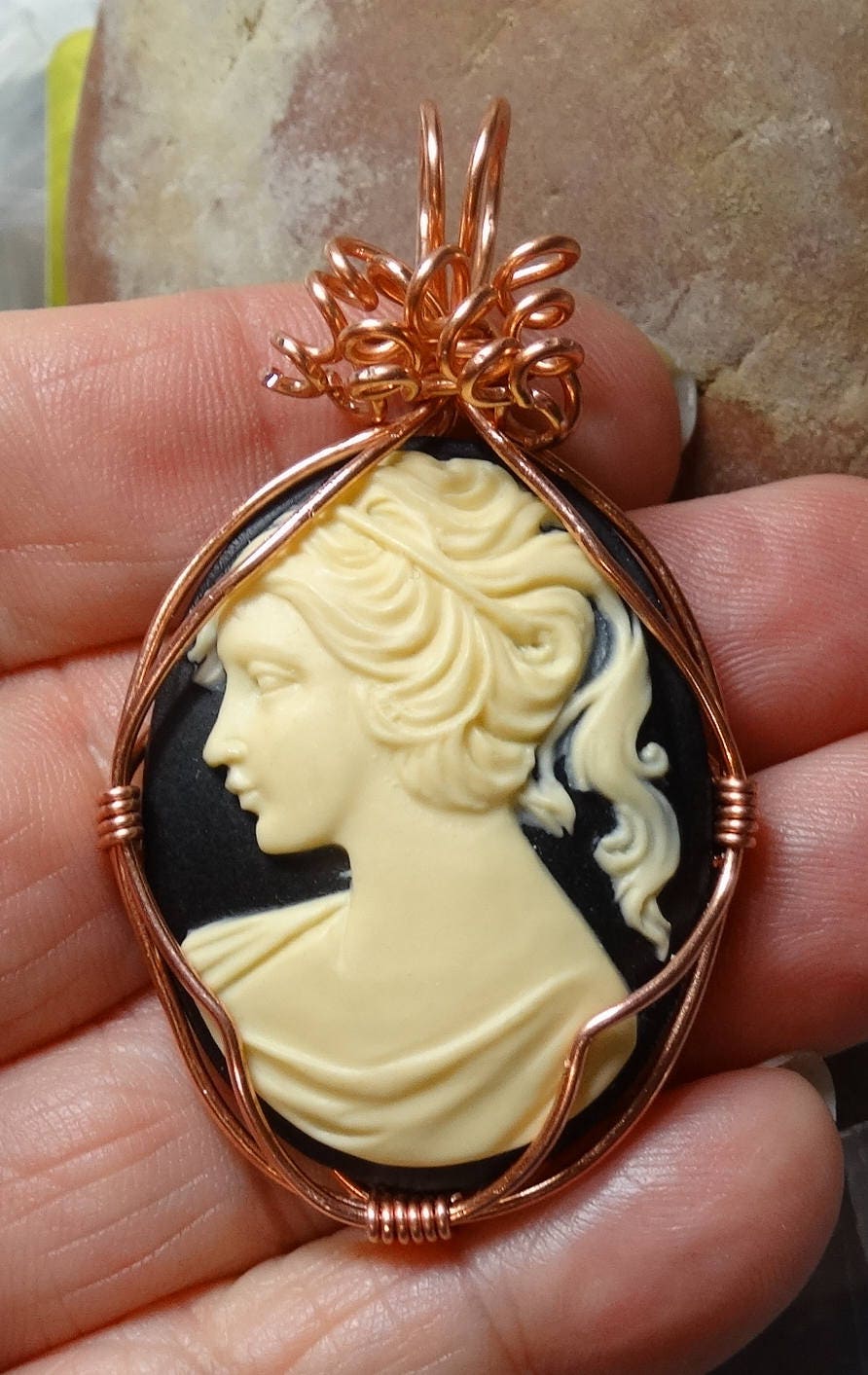 Großer 2" Schwarz & Creme Kamee Slide Anhänger Draht Gewickelt Kupfer, Sterling, Rose Oder Yg Filled von ivorynjewels