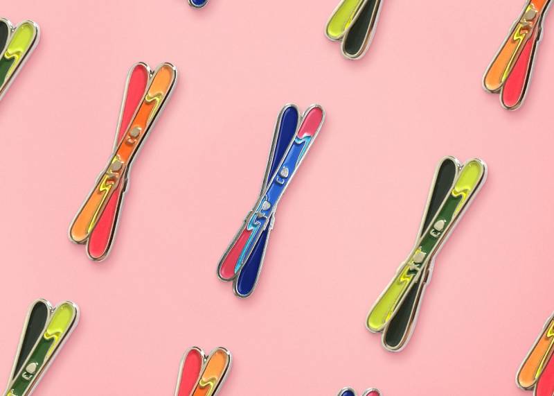 Retro Ski Emaille Pin - Fahrend Wintersport von ivycdraws