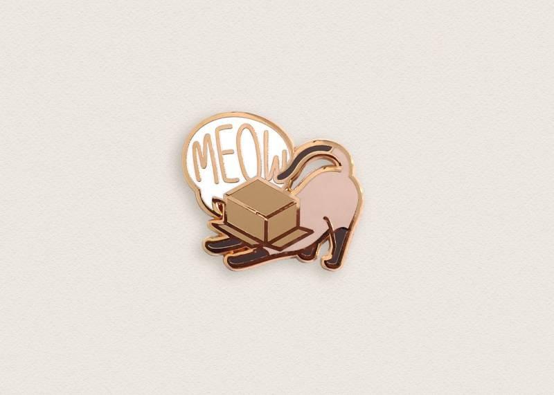 Siamkatze in Einer Box Emaille Pin Siamkatze in Einer Box Emaille Pin von ivycdraws