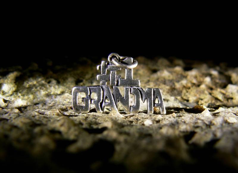 Number One Grandma Vintage Sterling Einzigartige Charme Anhänger Signiert Designer, Amulett Talisman, Tolles Geschenk Für Oma, Izida Number One Grandma Vintage Sterling Einzigartige Charme Anhänger Signiert Designer, Amulett Talisman, Tolles Geschenk Für Oma, Izida von izida