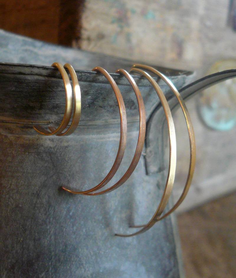 Allure Offene Creolen in Gold - Handgemacht 14Kt Gelb Oder Rose Goldfill. Auswahl Von 3 Größen. Ein Paar. Geringes Gewicht. Glänzendes Mattes Finish von jNicDesigns