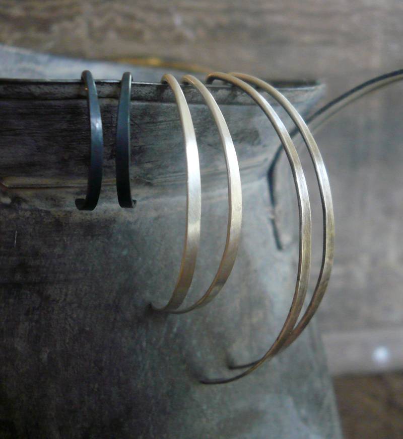 Allure Offene Hoops in Silber - Handgemacht Sterling Silber. Leichtes Gewicht. Auswahl Aus 3 Größen Und 4 Ausführungen. Ein Paar von jNicDesigns