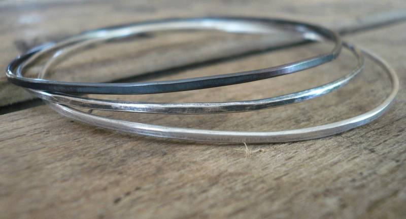 Drift Armreif Armband Trio - Handarbeit. Gehämmert. Ihre Wahl Der Oberflächen. 3 Armreifen von jNicDesigns
