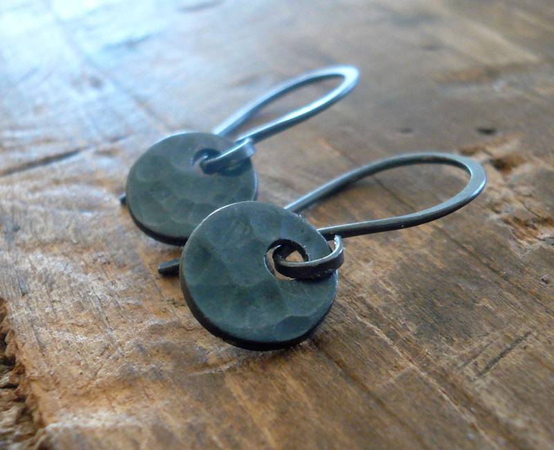 Essential Ohrringe Klein Rund - Handgemacht. Feine Oxidierte Und Sterling Silber von jNicDesigns