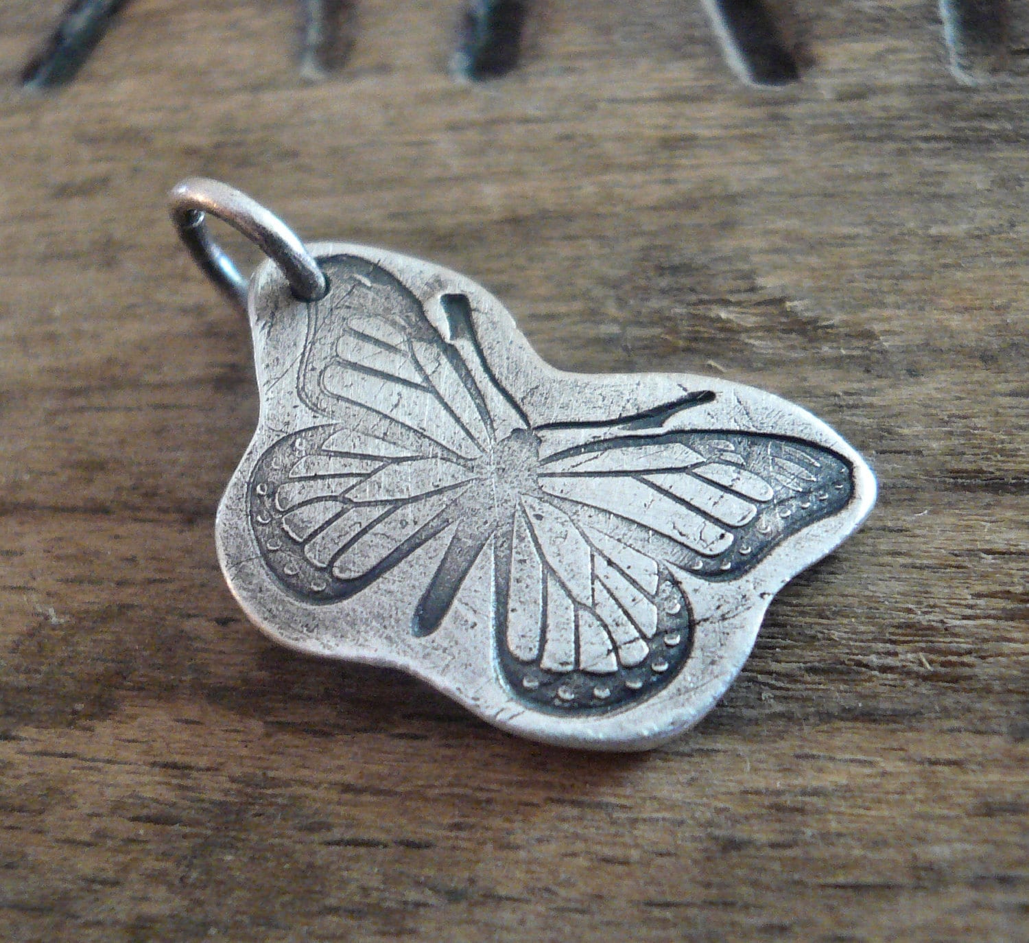 Flattern Anhänger - Handgemacht. Oxidiertes Feinsilber Und Sterlingsilber. Summer Fields Kollektion. Designe Deine Eigene Serie von jNicDesigns