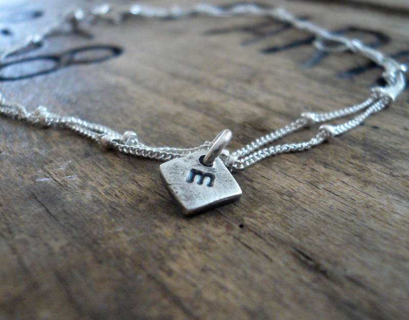 Initially Yours Fußkettchen - 2-Strang Sterling Silber Satelliten-Kette. Oxidiertes Personalisiertes Monogramm Recycled Anhänger von jNicDesigns