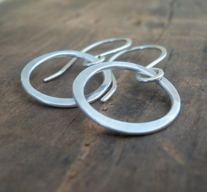 Lagom Ohrringe Klein - Handgemacht. Sterling Silber Ohrringe. Abgebildet in Mattem/Gebürstetem Finish. 4 Finish-Optionen von jNicDesigns