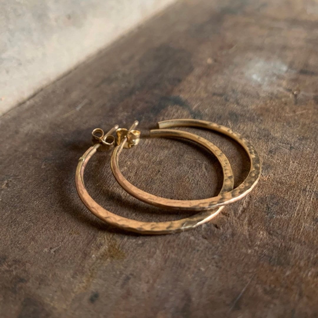 Superschöne Mangly Creolen in Gelb Oder Rose Goldfill Mit Pfosten - Auswahl Aus 7 Größen. Handgefertigt. Gehämmert. 14Kt Leichte Superschöne Mangly Creolen in Gelb Oder Rose Goldfill Mit Pfosten - Auswahl Aus 7 Größen. Handgefertigt. Gehämmert. 14Kt Leichte von jNicDesigns