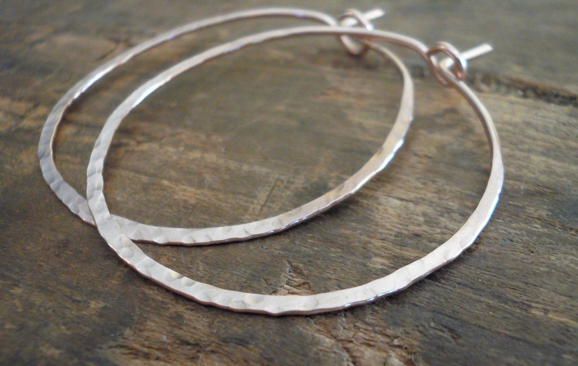 Wunderschöne Creolen in Rose Gold - Auswahl Aus 6 Grössen. Handgefertigt. Gehämmert. Leichtes Gewicht 14K Goldfill Reifen Wunderschöne Creolen in Rose Gold - Auswahl Aus 6 Grössen. Handgefertigt. Gehämmert. Leichtes Gewicht 14K Goldfill Reifen von jNicDesigns