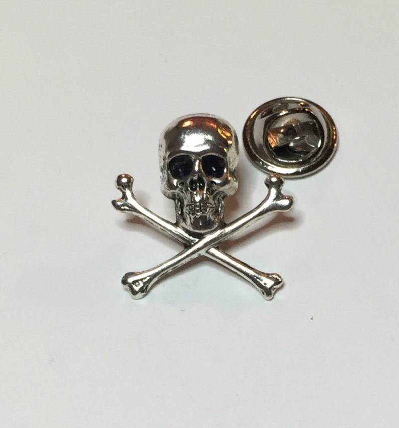 Gothic Silber Totenkopf & Crossbones Anstecknadel Gothic Silber Totenkopf & Crossbones Anstecknadel von jackiehatesyou