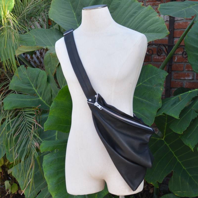 Black Cowhide Leder Fold Über Dreieck Sling Slouch Crossbody Messenger Bag von jackierobbinsdesigns
