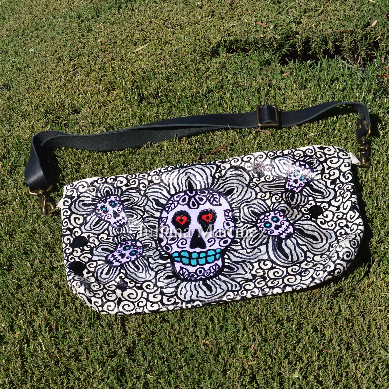 Blumen Des Schädels - Flores De La Calaveras Hand Lackiert Leder Utility Hip Und Crossbody-Bag Blumen Des Schädels - Flores De La Calaveras Hand Lackiert Leder Utility Hip Und Crossbody-Bag von jackierobbinsdesigns