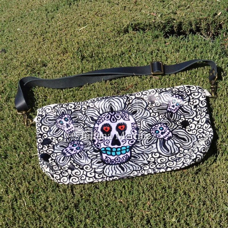 Blumen Des Schädels - Flores De La Calaveras Hand Lackiert Leder Utility Hip Und Crossbody-Bag Blumen Des Schädels - Flores De La Calaveras Hand Lackiert Leder Utility Hip Und Crossbody-Bag von jackierobbinsdesigns