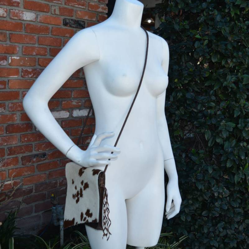 Braunweiß Kuh Haare Hideand Gefärbten Leder Crossbody Bolo Handtasche Mit Natürlichen Edge Flap Braunweiß Kuh Haare Hideand Gefärbten Leder Crossbody Bolo Handtasche Mit Natürlichen Edge Flap von jackierobbinsdesigns
