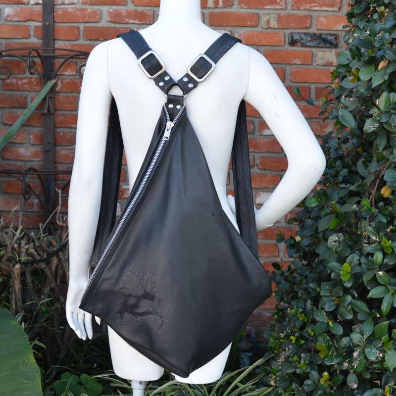 Schwarze Leder Sling Foldover Verstellbare Dreieck Riemen Tasche Auf Bestellung Gefertigt Schwarze Leder Sling Foldover Verstellbare Dreieck Riemen Tasche Auf Bestellung Gefertigt von jackierobbinsdesigns
