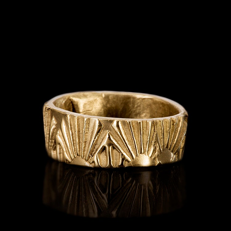 Gold Sunburst Art Deco Ring, Strukturierte Messingband von jacquelinesourvelis