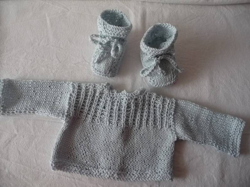 Geburtsgeschenk-Set Baby-Baumwoll-Bh Und Baumwoll-Schühchen, Handgemachtes Stricken, Geburtsgeschenk von jacquotetricote