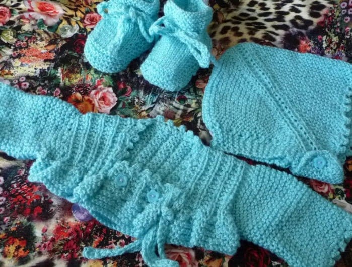 Geburtsset in Mehreren Farben Bh/strickjacke, Passende Mütze Und Schühchen von jacquotetricote