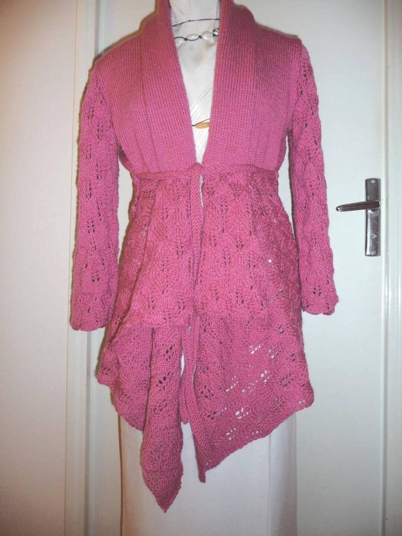 Jackengröße 38/40, Unikat, Damenweste, Handgestrickte Jacke Mit Lochmuster - Fuchsia von jacquotetricote