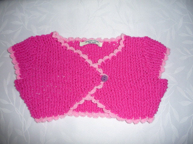 Kurze Mädchenweste, Kurzer Bolero, Weste 3/4 Jahre Kurzarm Gestrickt Handgefertigte Rosa Fuschia von jacquotetricote