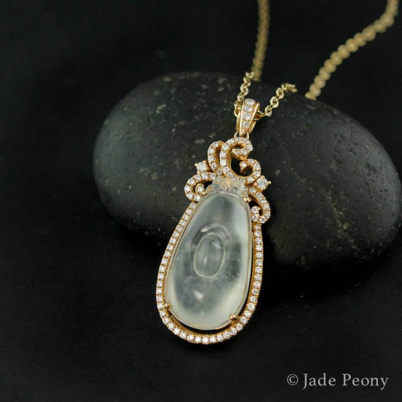 Eisiger Salbeigrüner Jadeit Ru-Yi Anhänger 18Kt Gold Diamond Halo von jadepeony