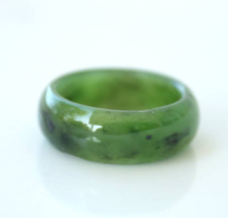 Grüner Nephrit Jade Ring Dickes Band, Hand Geschnitzt von jadepeony