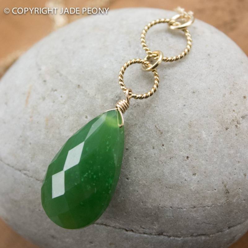 Smaragdgrüne Facettierte Jade Birne Anhänger Halskette, 14Kt Goldfill von jadepeony