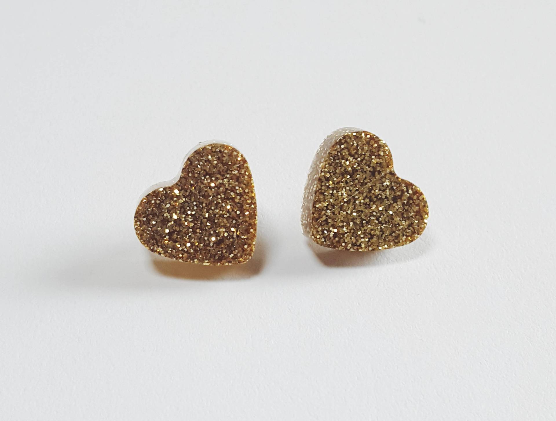 Glitzernde Gold Herzohrringe Mit Sterling Silber Beiträge Und Rücken Glitzernde Gold Herzohrringe Mit Sterling Silber Beiträge Und Rücken von jamesalicejewellery