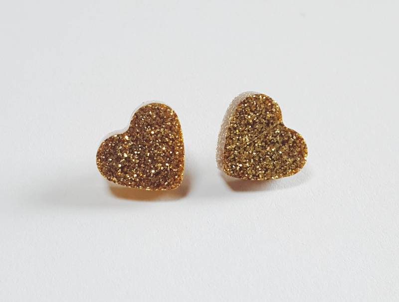 Glitzernde Gold Herzohrringe Mit Sterling Silber Beiträge Und Rücken Glitzernde Gold Herzohrringe Mit Sterling Silber Beiträge Und Rücken von jamesalicejewellery