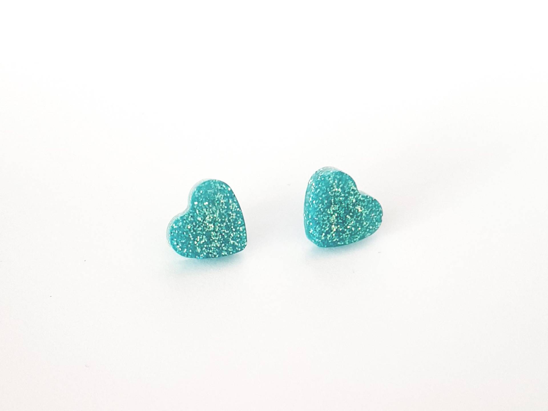 Glitzernde Hellblaue Herz Ohrringe Mit Sterling Silber Beiträge Und Rücken Glitzernde Hellblaue Herz Ohrringe Mit Sterling Silber Beiträge Und Rücken von jamesalicejewellery