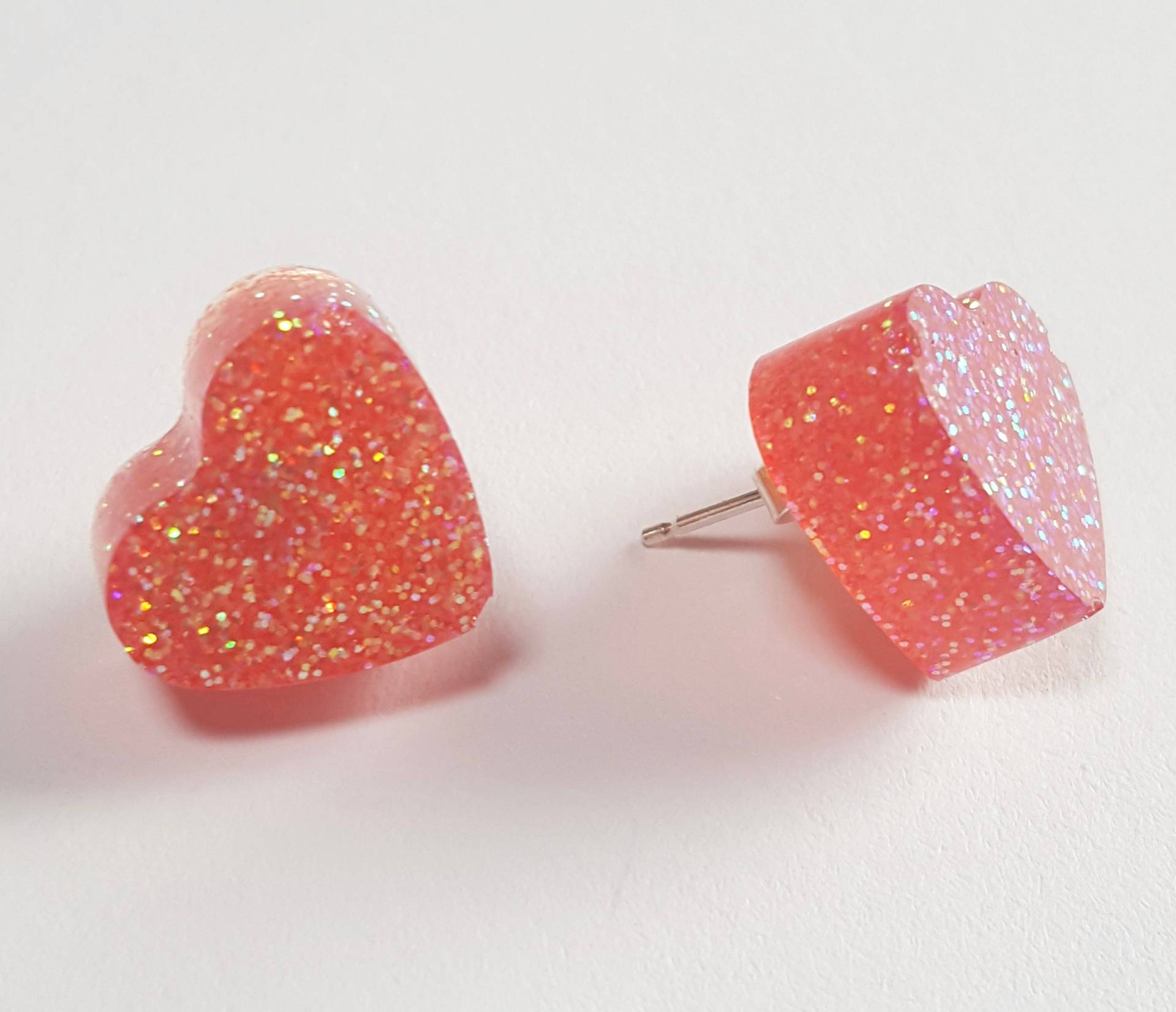 Glitzernde Leichte Rotes Herz Ohrringe Mit Sterling Silber Beiträge Und Rücken Glitzernde Leichte Rotes Herz Ohrringe Mit Sterling Silber Beiträge Und Rücken von jamesalicejewellery