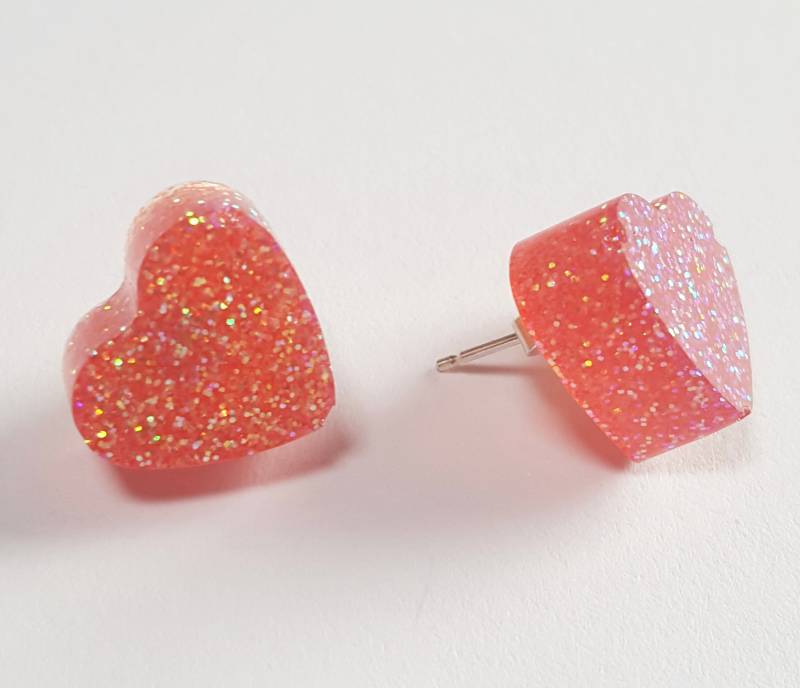Glitzernde Leichte Rotes Herz Ohrringe Mit Sterling Silber Beiträge Und Rücken von jamesalicejewellery