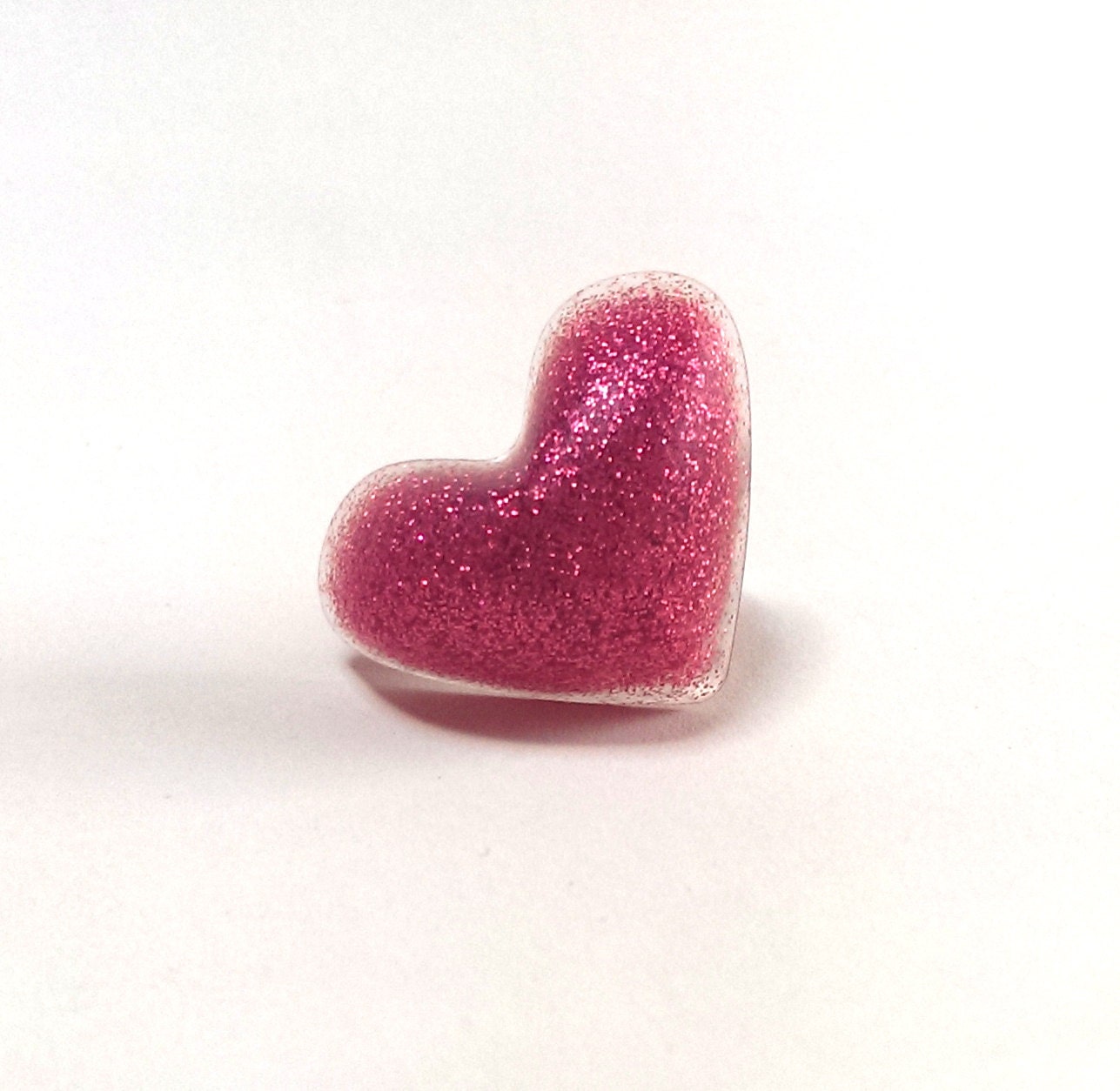 Glitzernde Rote Harz-Herz-Ring Glitzernde Rote Harz-Herz-Ring von jamesalicejewellery