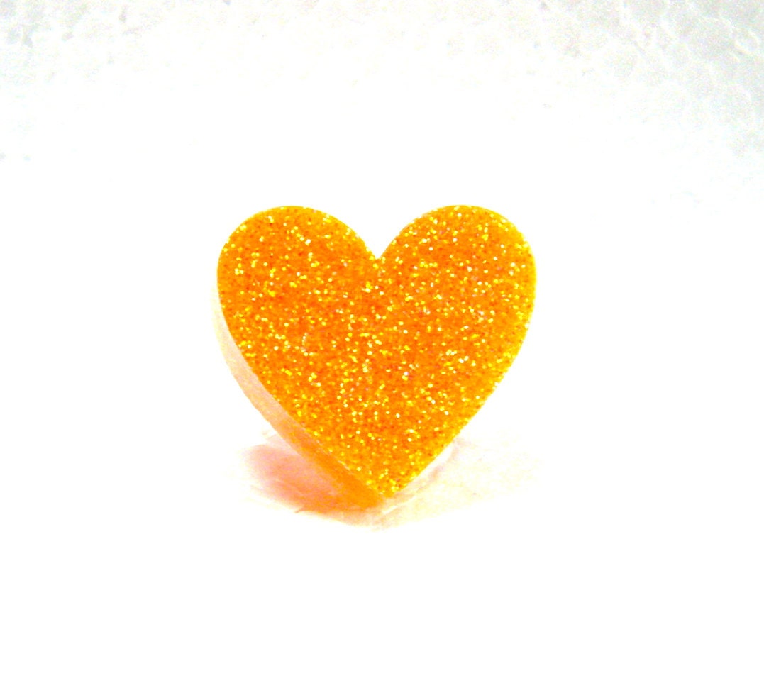 Glitzernden Neon-Orange-Harz-Herz-Ring Glitzernden Neon-Orange-Harz-Herz-Ring von jamesalicejewellery