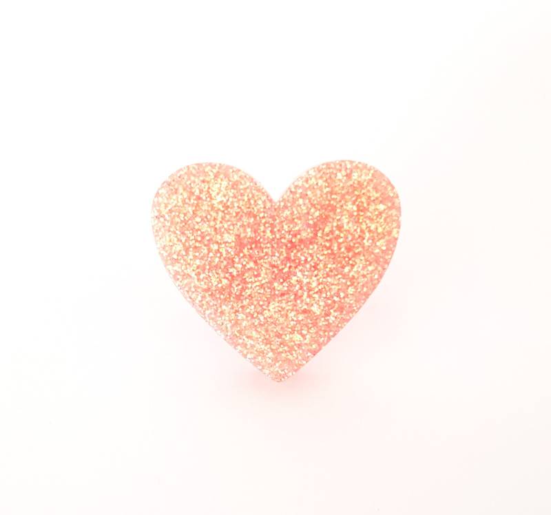 Glitzernder Rosa Herzring Aus Resin Glitzernder Rosa Herzring Aus Resin von jamesalicejewellery