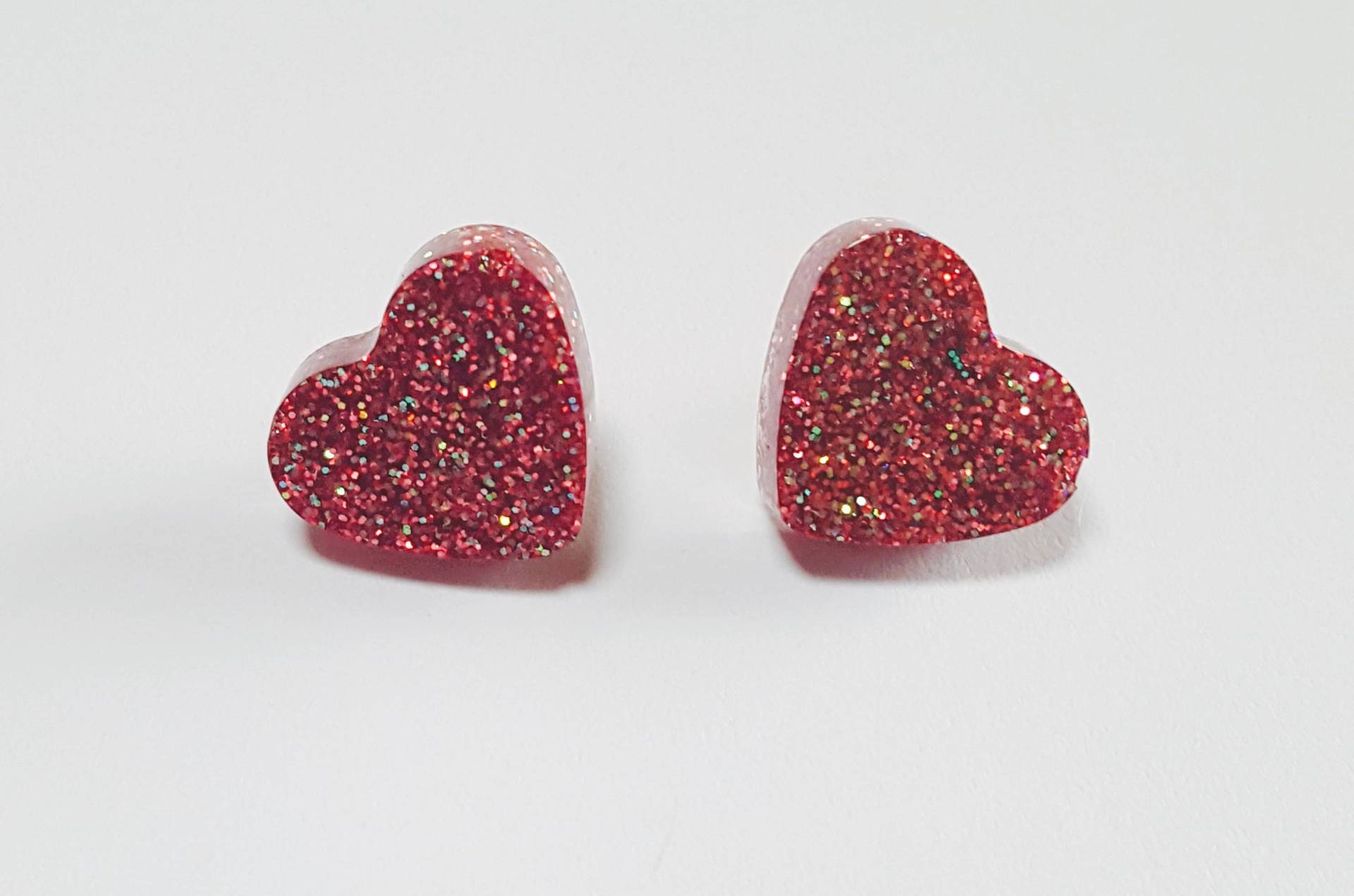 Glitzerndes Licht Rotes Herzohrringe Mit Sterling Silber Beiträge Und Rücken Glitzerndes Licht Rotes Herzohrringe Mit Sterling Silber Beiträge Und Rücken von jamesalicejewellery
