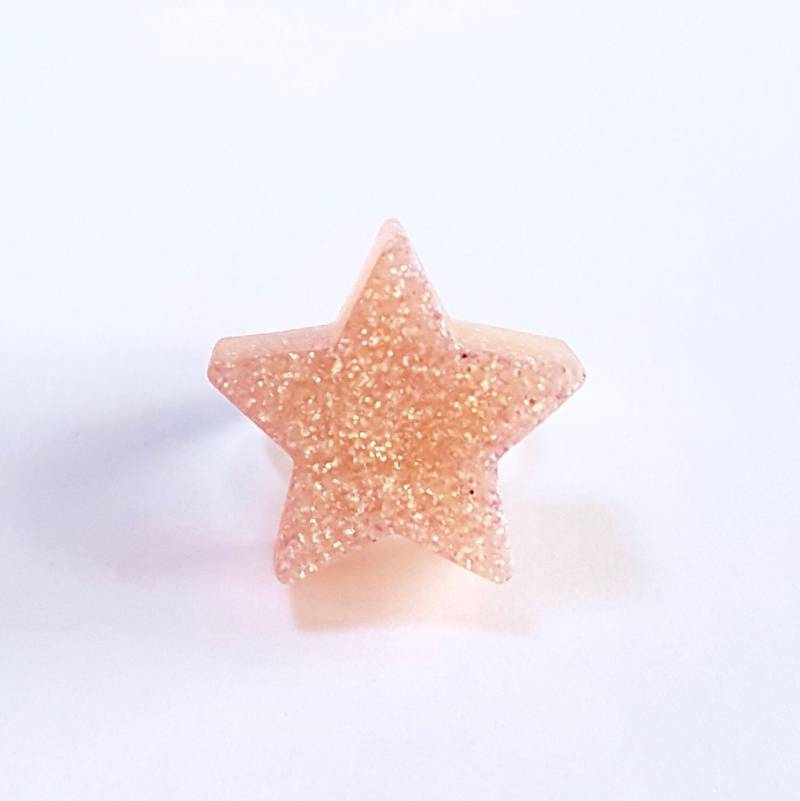 Kleine Glitzernde Klobige Baby Rosa Harz Stern Ring Kleine Glitzernde Klobige Baby Rosa Harz Stern Ring von jamesalicejewellery