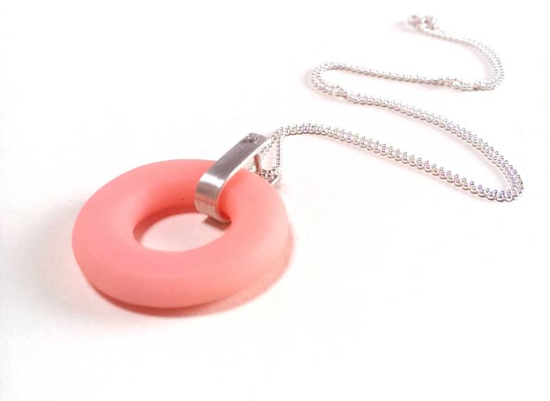 Rosa Harz Und Sterling Silberanhänger Rosa Harz Und Sterling Silberanhänger von jamesalicejewellery