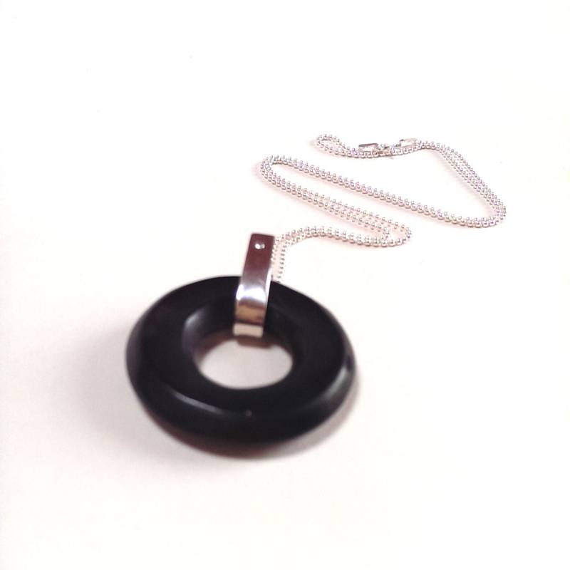 Schwarzem Kunstharz Und Sterling Silberanhänger von jamesalicejewellery