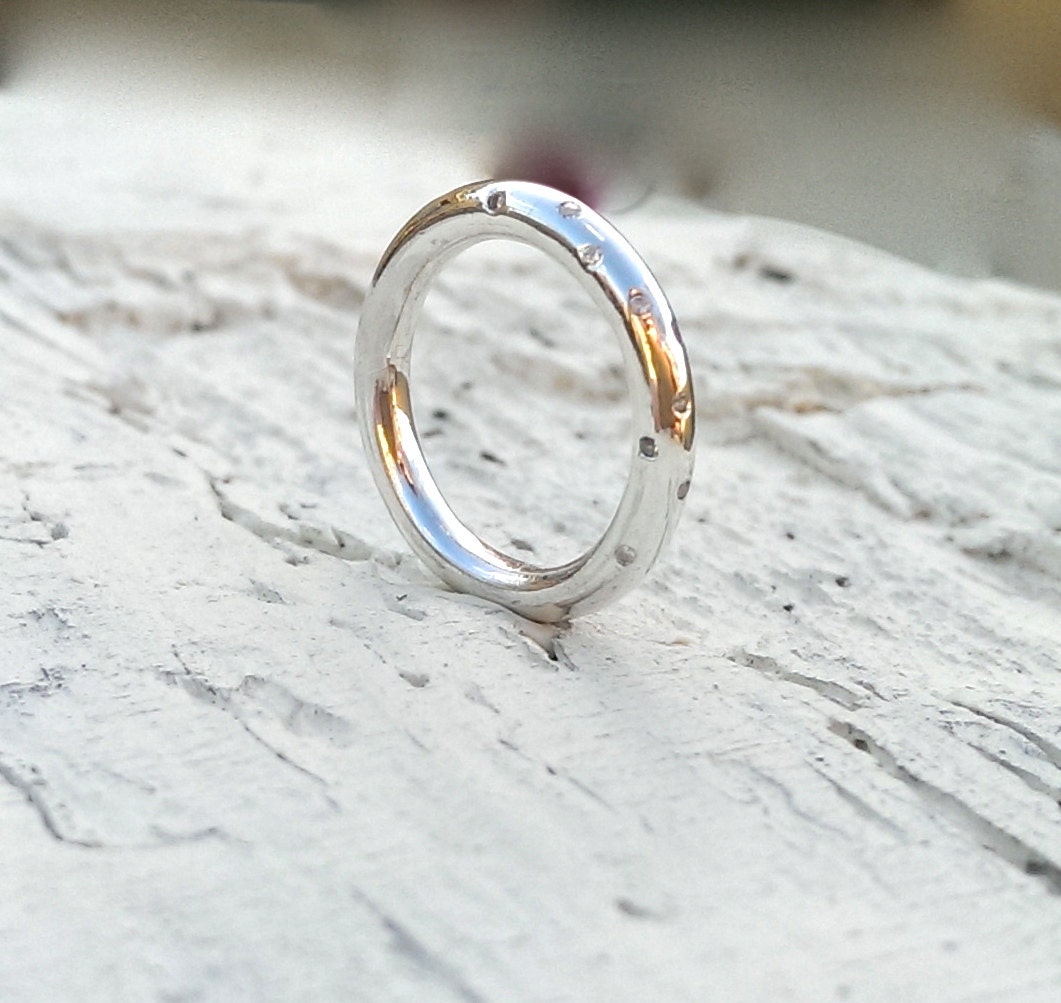 Zirkonia in Einer Runde Sterling Silber Band - Verstreut Mit Cublc Zirconias Poliert Zirkonia in Einer Runde Sterling Silber Band - Verstreut Mit Cublc Zirconias Poliert von jamesalicejewellery