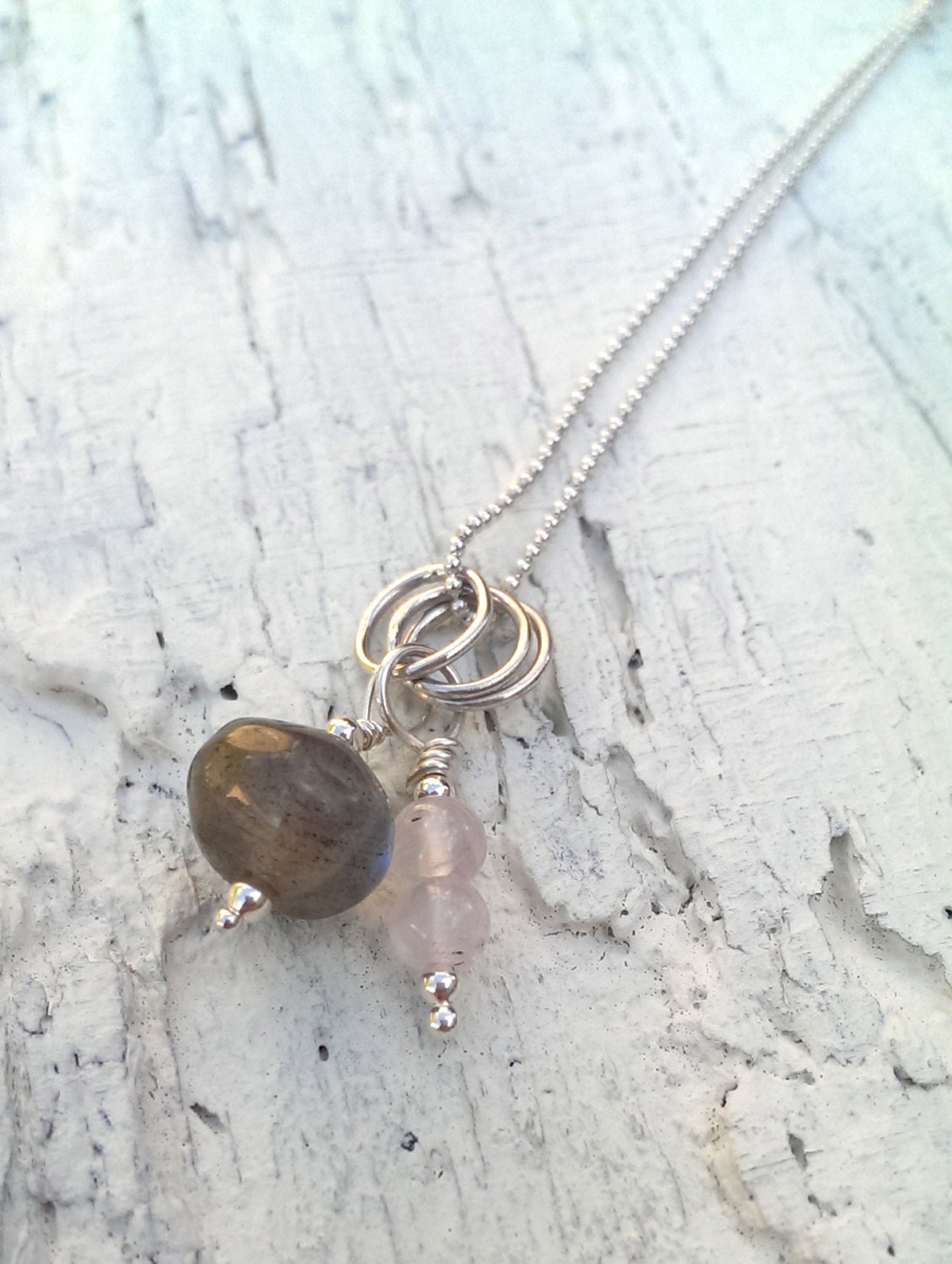 sterling Silber Labradoritanhänger Mit Quarz Und Silberperlen sterling Silber Labradoritanhänger Mit Quarz Und Silberperlen von jamesalicejewellery