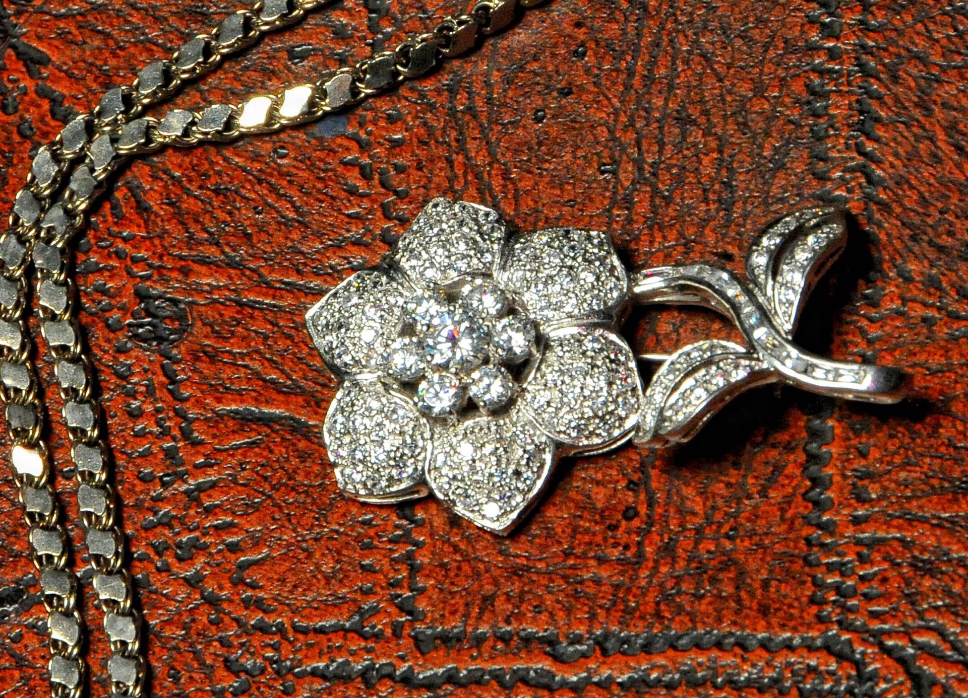 Blume Narzisse, Sterling Silber Brosche Mit Zirkon Besetzt, Vintage Brosche, 9, 25 Brosche. 18 Gramm von jamilarabesque