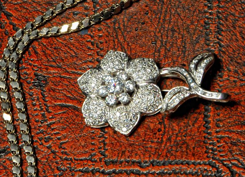 Blume Narzisse, Sterling Silber Brosche Mit Zirkon Besetzt, Vintage Brosche, 9, 25 Brosche. 18 Gramm von jamilarabesque